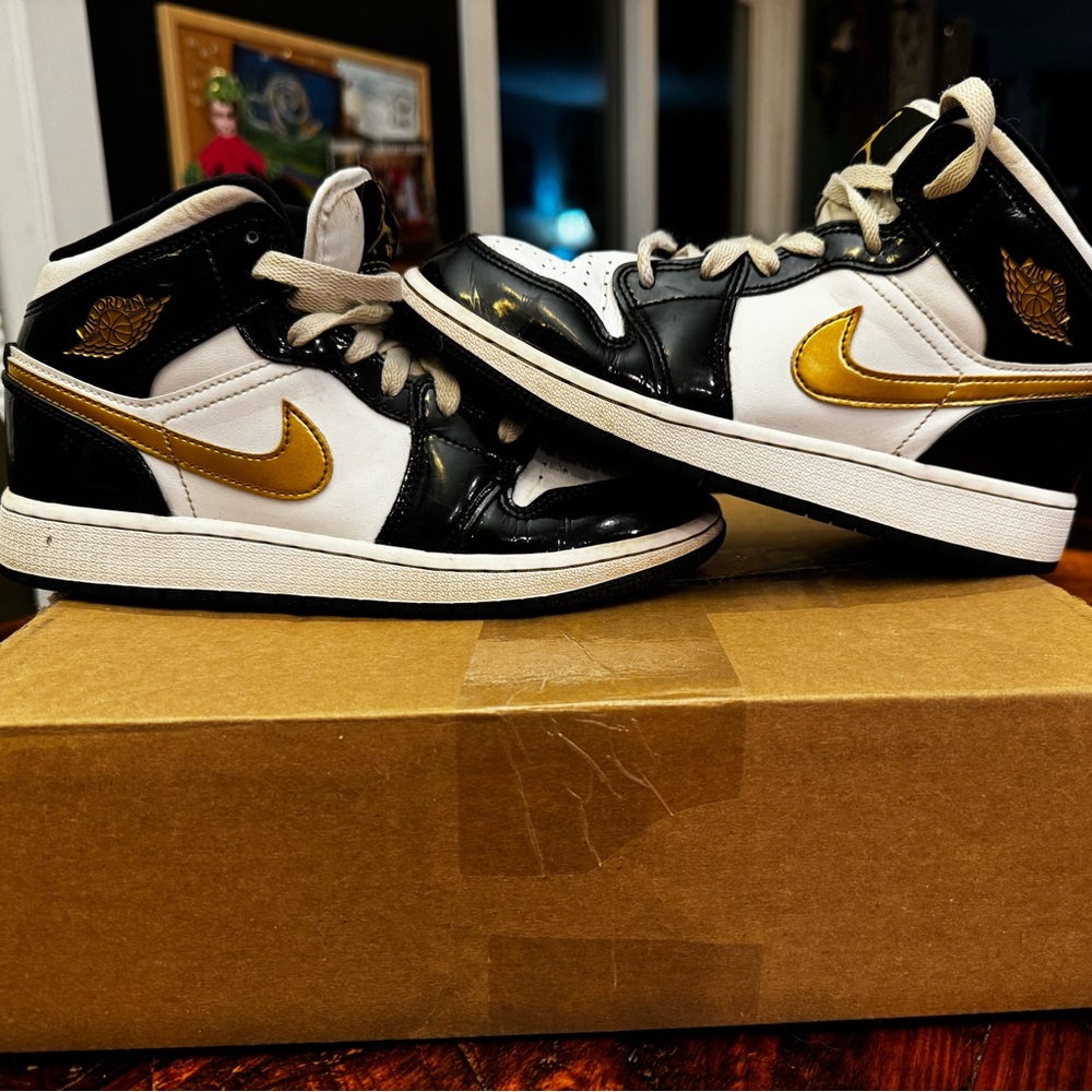 Youth Nike Air Jordan 1 Sneakers
